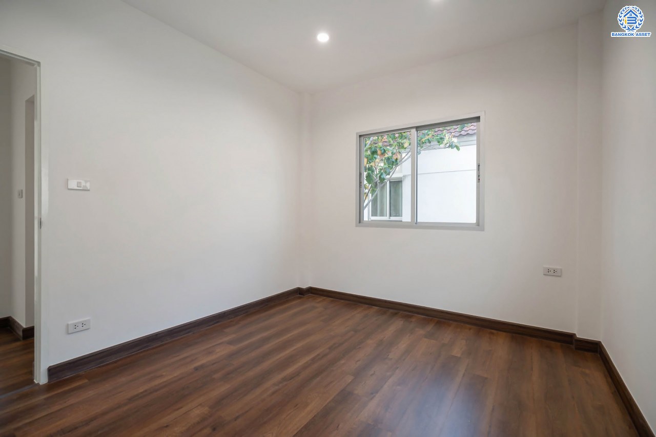 บ้านมือสองตกแต่งใหม่ โครงการ ไลฟ์บางกอกบูเลอวาร์ด ปิ่นเกล้า-เพชรเกษม เนื้อที่กว้างกว่า 52.5 ตร.ว ฟังก์ชัน 3 ห้องนอน 3 ห้องน้ำ 2 ที่จอดรถ บนทำเลศักยภาพ ติดถนนพุทธมณฑลสาย4 เหมาะสมกับทุกครอบครัว ใกล้แหล่งช้อปปิ้ง "เซ็นทรัล ศาลายา" รถไฟฟ้าสายสีน้ำเงิน "สถานีหลักสอง" และจุดขึ้นทางด่วน "ศรีรัช-วงแหวน"